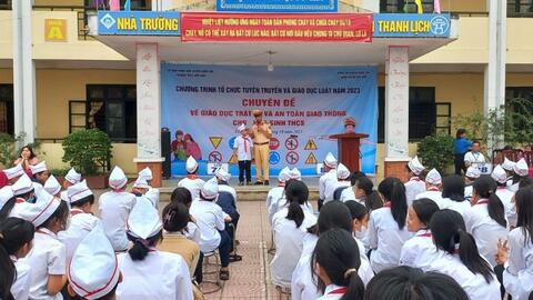 Đưa kiến thức về an toàn giao thông đến lớp học gắn với tăng cường xử phạt để răn đe