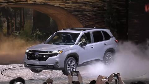 Ra mắt Subaru Forester 2025: Gây tranh cãi vì thiết kế na ná Explorer, đã nhiều "option" để đấu CX-5 và Tucson