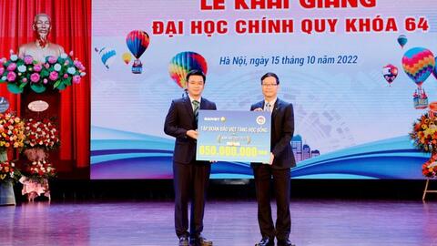 Tự hào cả thập niên nâng bước ước mơ, chắp cánh cho hiền tài với Quỹ học bổng Thắp sáng tương lai
