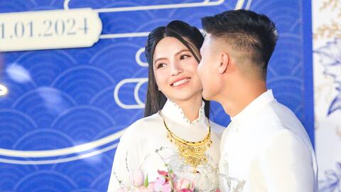 Bố mẹ Quang Hải cười tít mắt hãnh diện khi con dâu Chu Thanh Huyền nói một điều trước mặt họ hàng