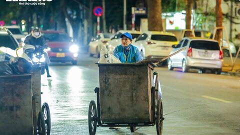 Người lao động đốt lửa xuyên đêm, ghép bìa carton chống giá rét 8 độ C ở Hà Nội