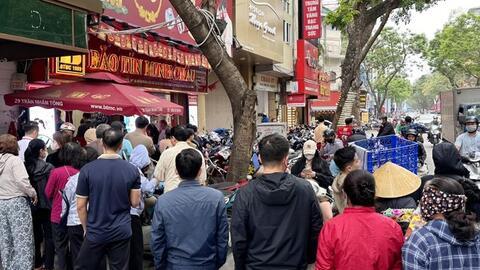 Người Hà Nội ùn ùn đi bán vàng