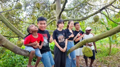 Cậu bé châu Phi ăn thử sầu riêng tại vườn, thốt lên câu khó đỡ