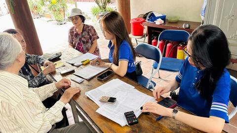 Người cao tuổi phấn khởi hưởng "lợi ích kép" với mức lương hưu mới
