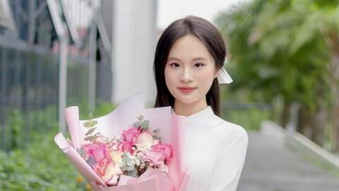 Vẻ đẹp gây sốt của nữ thủ khoa toàn quốc khối D01