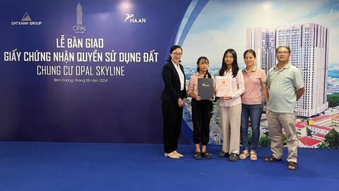 Cư dân Opal Skyline chính thức nhận bàn giao sổ hồng