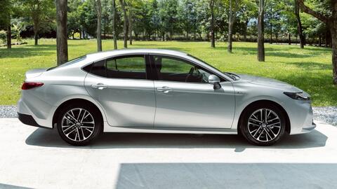 Toyota Camry 2025 nhận cọc tại đại lý: 3 bản, nhiều điểm giống "xe chủ tịch" Crown, về Việt Nam cuối năm đấu Mazda6, Accord