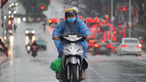 Hà Nội mưa từ đêm đến sáng, xe ùn tắc mọi ngả đường, người dân chật vật tìm đường tới công sở