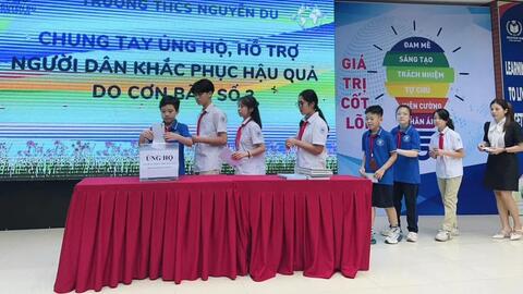 Thầy, trò trường THCS Nguyễn Du sẻ chia với người dân vùng lũ