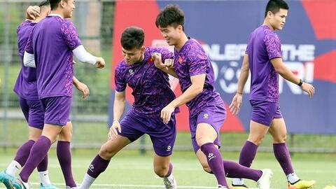 Tuyển Việt Nam làm quen với mặt sân cỏ nhân tạo, chuẩn bị cho trận bán kết với Singapore