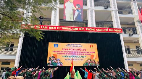 Hà Nội: Học sinh Trường THCS Nguyễn Du tiếp bước cha anh