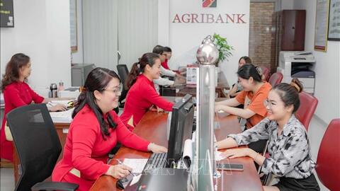Lãi suất ngân hàng tiếp tục giảm, hỗ trợ khách hàng vay vốn