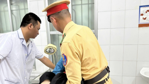 Cảnh sát giao thông kịp thời sơ cứu, đưa người phụ nữ bất tỉnh đi cấp cứu