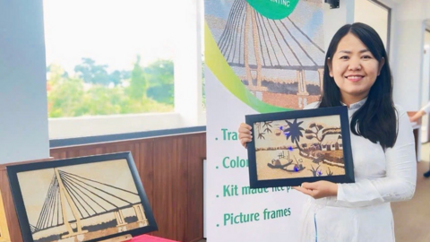 Cô giáo gửi hồn quê vào tranh gạo