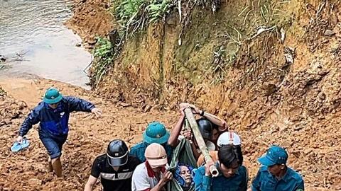 Quảng Ngãi: Dùng võng đưa người bị tai biến vượt núi sạt lở đi cấp cứu kịp thời