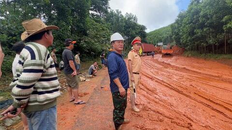 Còn hơn 70 vị trí tắc đường trên các tuyến quốc lộ qua miền Trung