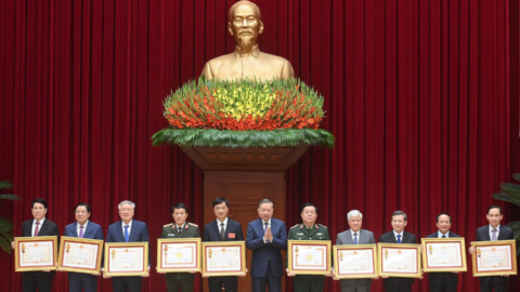 Chủ tịch nước Lương Cường và nhiều cán bộ lãnh đạo nhận phần thưởng cao quý