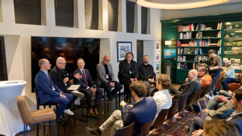 Các hãng xe thừa nhận đã lạm dụng màn hình 'quá đà' trong thiết kế nội thất