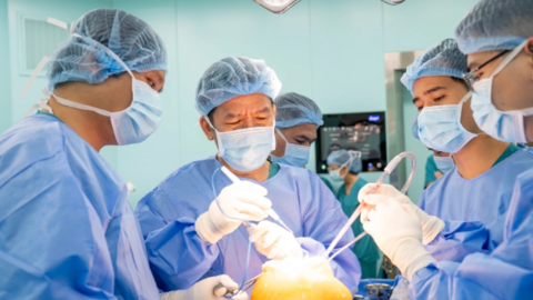 Đi thang bộ mỗi ngày, nam thanh niên 32 tuổi bị hỏng khớp gối