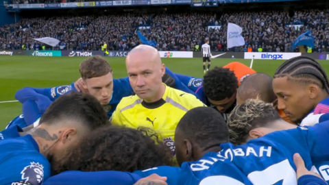 Hành động ‘lạ’ của trọng tài trận Chelsea thua Newcastle ở Ngoại hạng Anh