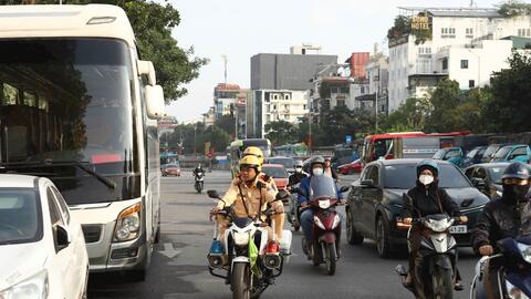 Chờ giờ vào phố cấm, nhiều xe khách bị xử phạt