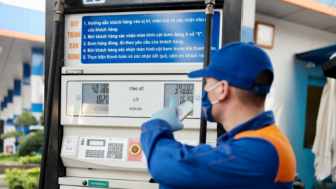 Giá xăng RON95 lên 33.840 đồng/lít, điều hành linh hoạt giúp "hạ nhiệt" đà tăng