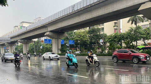 Hà Nội sáng có mưa rải rác, trưa hửng nắng