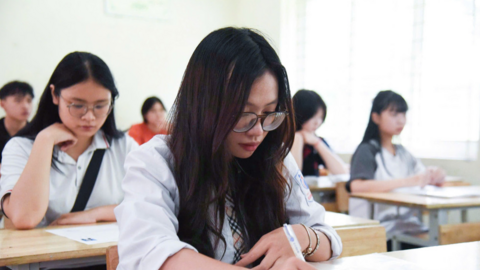 Giám thị lơ là, học sinh có thể vướng vòng lao lý vì chụp đề thi
