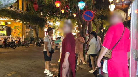 Xác minh vụ du khách nước ngoài mặc áo dài phản cảm ở Hội An