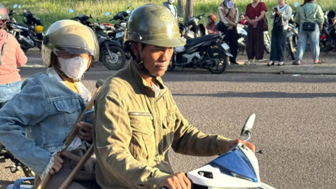 Chống nạng đi thi, người phụ nữ Ba Na giữ trọn giấc mơ 17 năm dang dở
