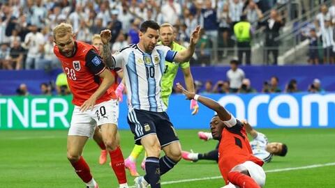 Messi lập kỷ lục World Cup, Argentina sớm đoạt vé vào vòng knock-out