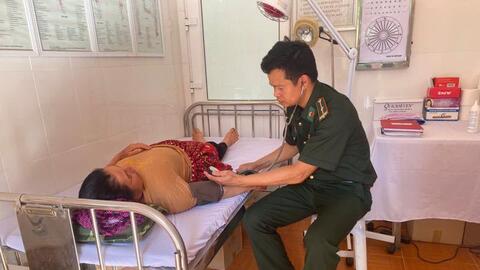 Người bác sĩ quân hàm xanh gieo niềm tin nơi biên giới Việt - Lào