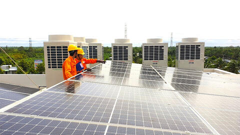 Lắp đặt hệ thống điện mặt trời áp mái: Những biện pháp phòng ngừa cháy, nổ