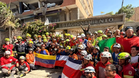 Người đàn ông sống sót kỳ diệu sau 8 ngày kẹt trong đống đổ nát tại Venezuela