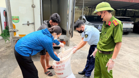 Phát hiện 480kg lòng lợn đang phân hủy, bốc mùi hôi thối trên đường đi tiêu thụ