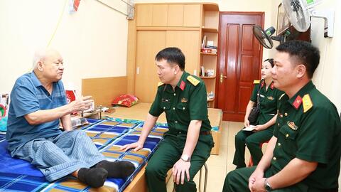 Bộ tư lệnh Pháo binh - Tên lửa: Thăm, tặng quà Trung tâm Điều dưỡng người có công Thuận Thành (Bắc Ninh)