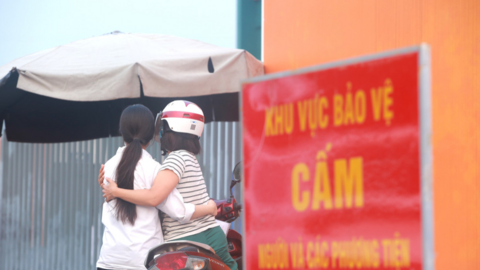 Khoảnh khắc cha mẹ ôm con, tiếp sức trước cổng điểm thi Chuyên Tuyên Quang