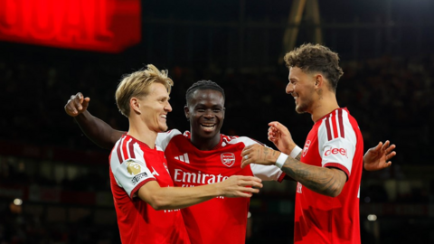 Arsenal thị uy sức mạnh ngày ra quân Ngoại hạng Anh