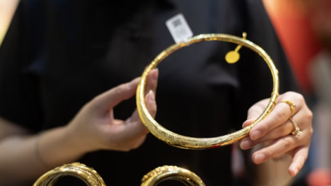 Vàng, bạc tăng giá khi dầu Brent vượt 100 USD/thùng