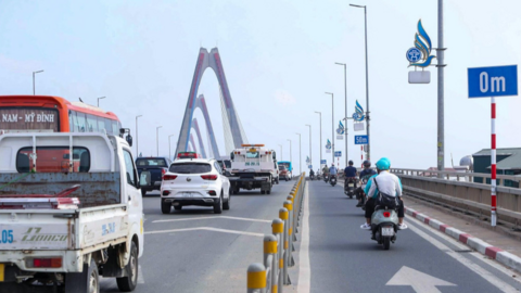 Hà Nội: Bổ sung biển báo, vạch xác định khoảng cách xe trên cầu Nhật Tân