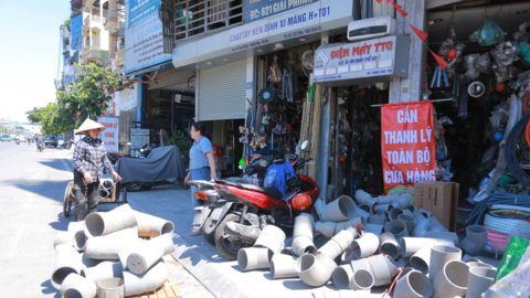 Hàng loạt cửa hàng treo biển chuyển địa điểm, trả mặt bằng cho trục Quốc lộ 1A qua Hà Nội