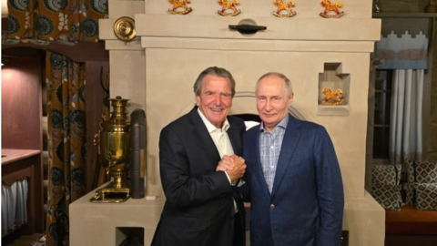 Cựu Thủ tướng Đức đến chúc mừng sinh nhật ông Putin tại nhà riêng