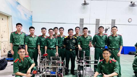 Thiếu tá Lê Thế Trung: Phía sau những “chiến binh" robot