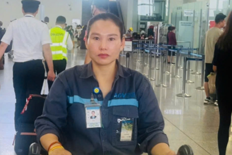 Nhân viên sân bay Nội Bài kịp thời trao trả hành khách gần 100 triệu đồng bỏ quên