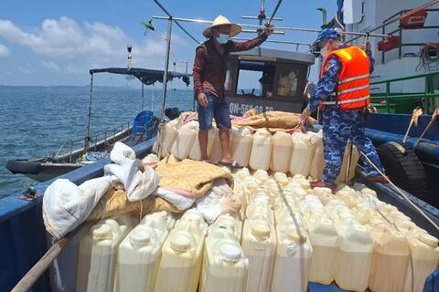 Vùng Cảnh sát biển 1 tạm giữ 4.000 lít xăng không rõ nguồn gốc