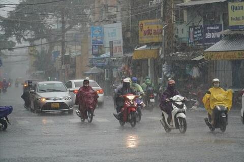 Thời tiết hôm nay (10-7): Bắc Bộ và Nam Bộ có mưa dông, miền Trung nắng nóng