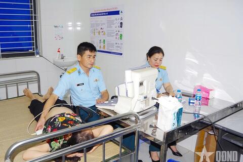 Học viện Phòng không - Không quân khám, tư vấn sức khỏe cho người dân