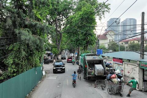Đường Tây Hồ: Điểm tập kết rác gây mất mỹ quan, an toàn giao thông