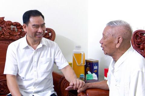 Xã Thượng Phúc thăm, tặng quà các gia đình chính sách, người có công với cách mạng