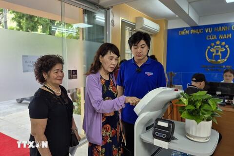 Từ 1-8, người dân Hà Nội trải nghiệm robot và nhiều tiện ích miễn phí khi làm thủ tục hành chính